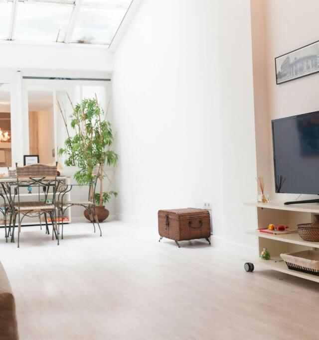 Duplex Center Parking Netflix Amazon Video Sevilla